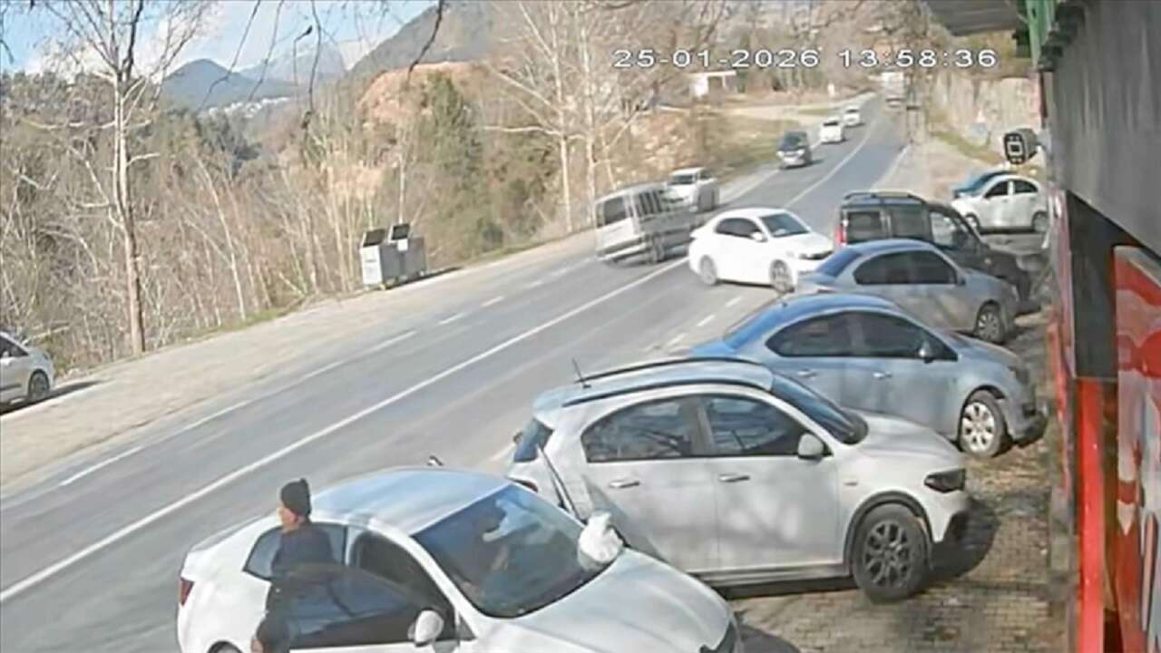 Mersin'de devrilen hafif ticari araçtaki 3 kişinin yaralandığı kaza güvenlik kamerasında