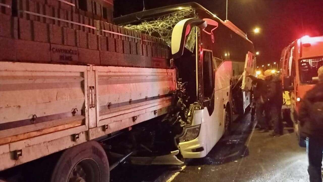 Anadolu Otoyolu'nda tırla çarpışan yolcu otobüsündeki 1 kişi öldü, 3 kişi yaralandı