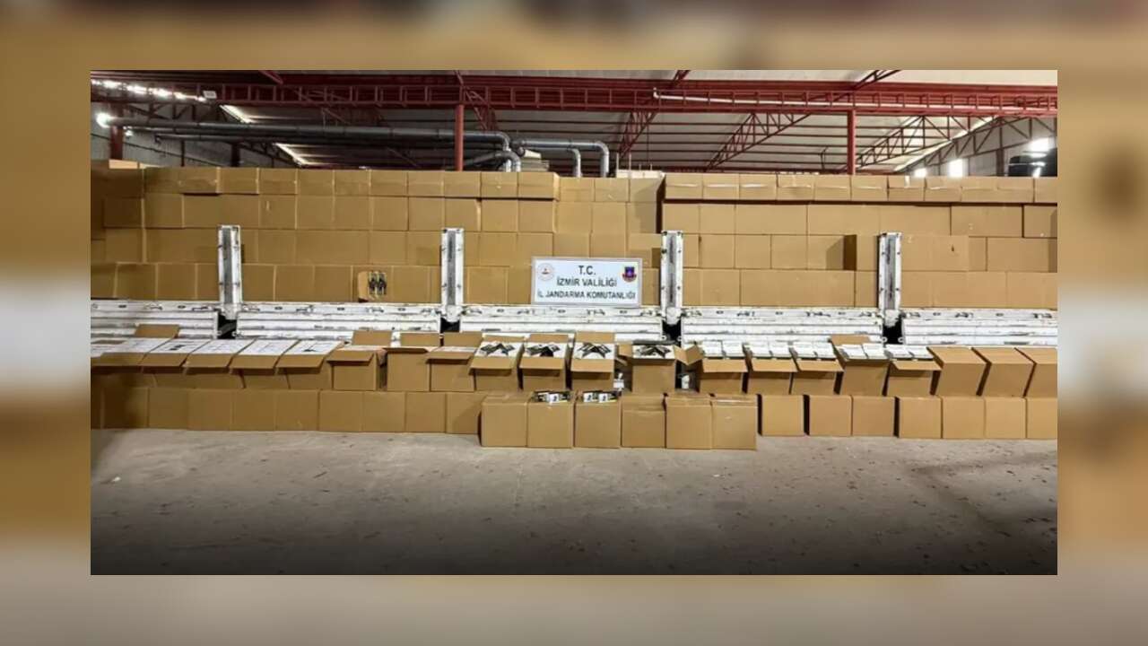İzmir'de 12 milyon 720 bin makaron ele geçirildi, 2 şüpheli tutuklandı