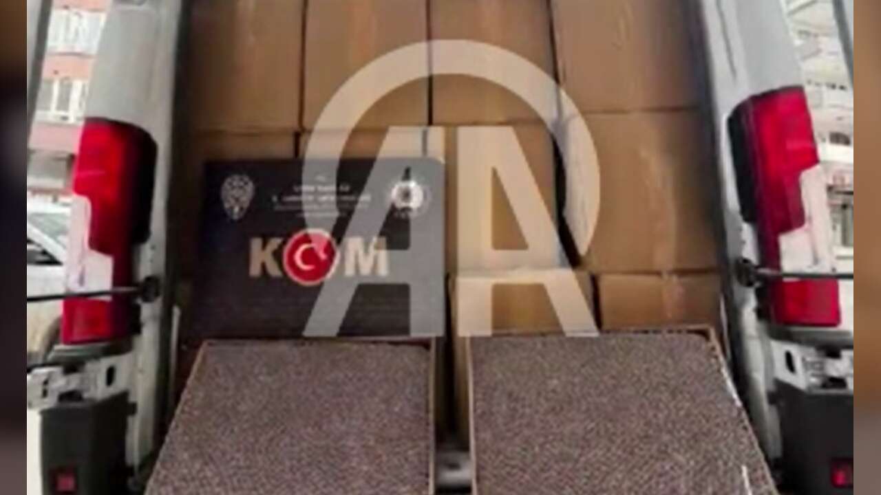 İzmir'de kaçak sigara ve taklit etil alkol operasyonu / 4 TUTUKLAMA