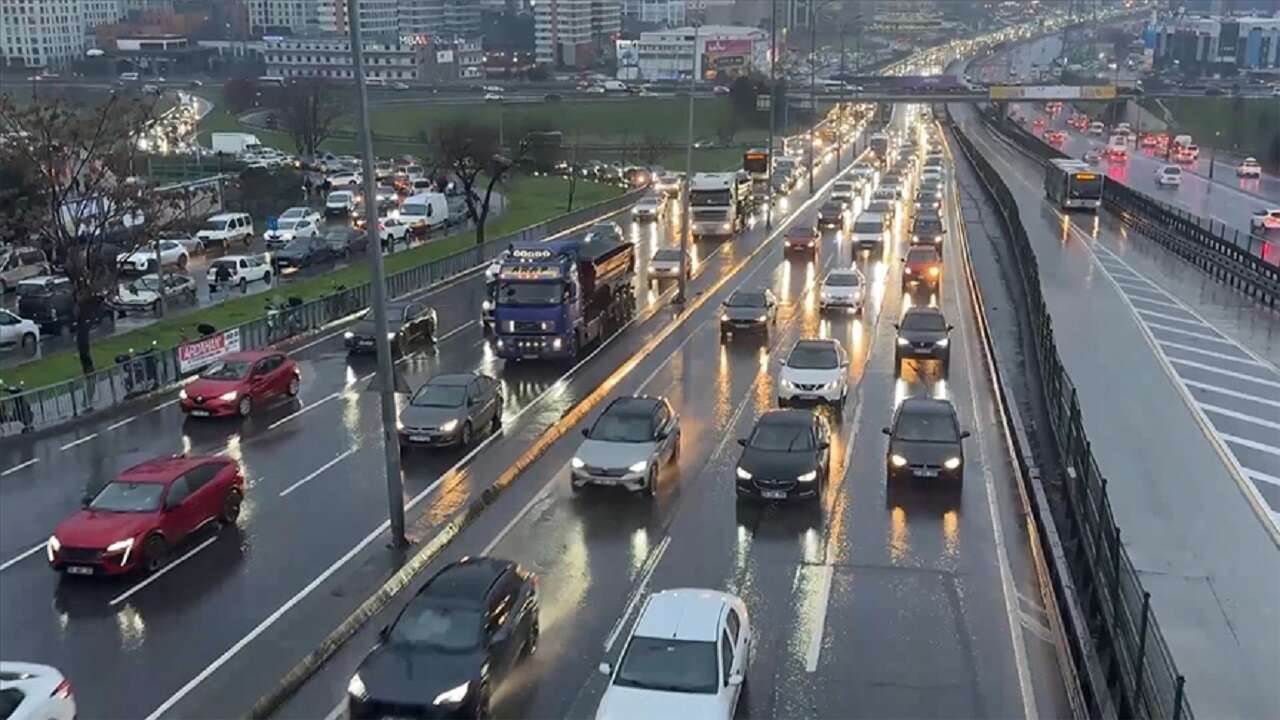İstanbul'da akşam saatlerinde trafik yoğunluğu yüzde 80'e çıktı