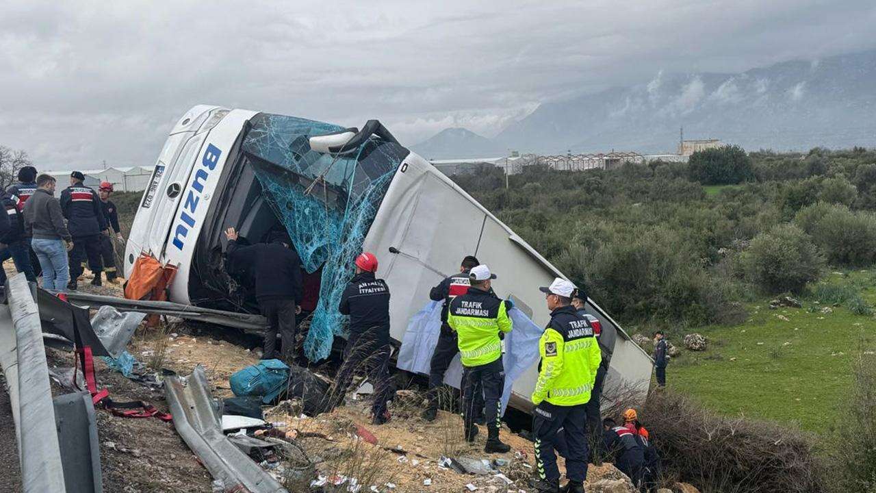 Antalya'da devrilen yolcu otobüsündeki 8 kişi hayatını kaybetti, 26 yaralı