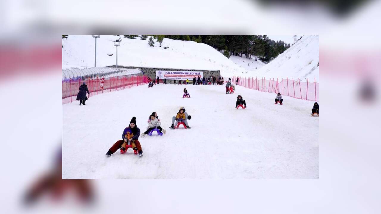 Palandöken Kent Ormanı'ndaki kızak pisti, yarıyıl tatilinde 25 bini aşkın misafiri ağırladı
