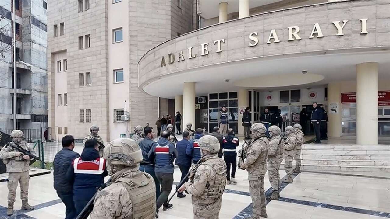 Şanlıurfa'da tefecilik yapan organize suç örgütüne yönelik operasyonlarda yakalanan 37 zanlıdan 23'ü tutuklandı