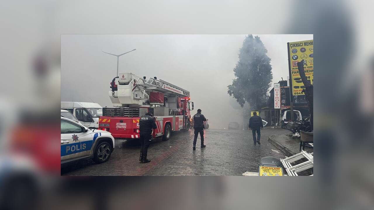 Başakşehir'de sanayi sitesinde çıkan yangına müdahale ediliyor