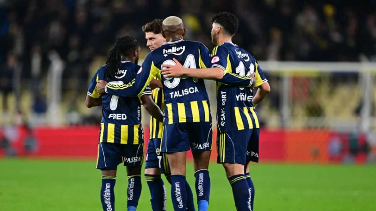 Fenerbahçe ikinci yarıda bulduğu gollerle 3 puana uzandı