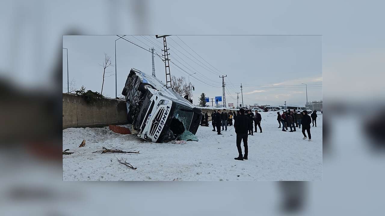 Ağrı'da yolcu otobüsünün devrilmesi sonucu 16 kişi yaralandı
