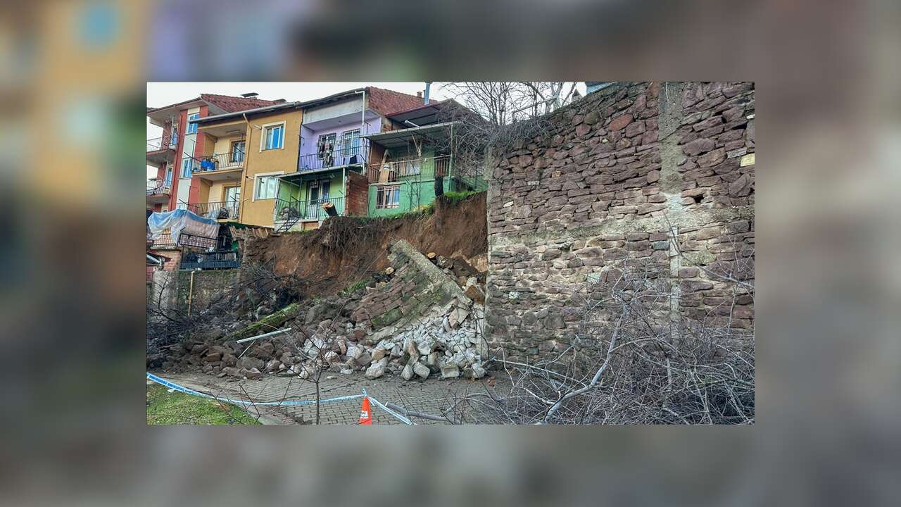 Uşak'ta toprak kayması ve istinat duvarının çökmesi sonucu 3 ev tahliye edildi