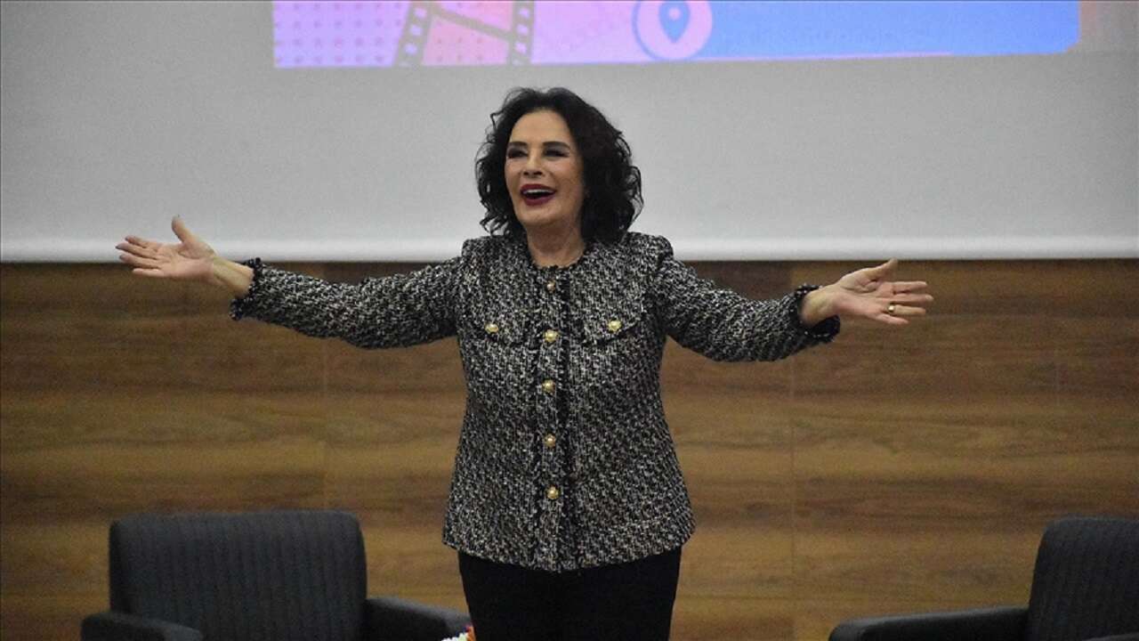 Hülya Koçyiğit, Van'da "Sinema ve Aile" konulu söyleşiye katıldı