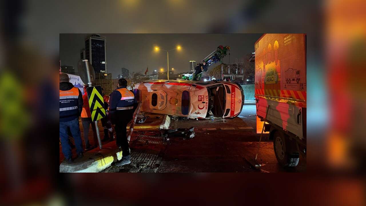 İstanbul'da otomobille çarpışarak takla atan ambulanstaki 3 kişi yaralandı
