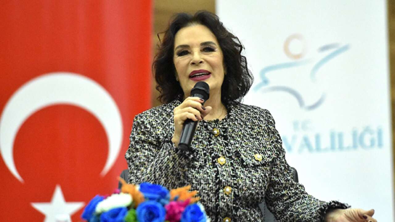 Hülya Koçyiğit, Van'da "Sinema ve Aile" konulu söyleşiye katıldı