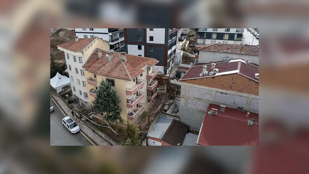 Ankara'nın Gölbaşı ilçesinde istinat duvarının çökmesi nedeniyle 5 apartman tahliye edildi