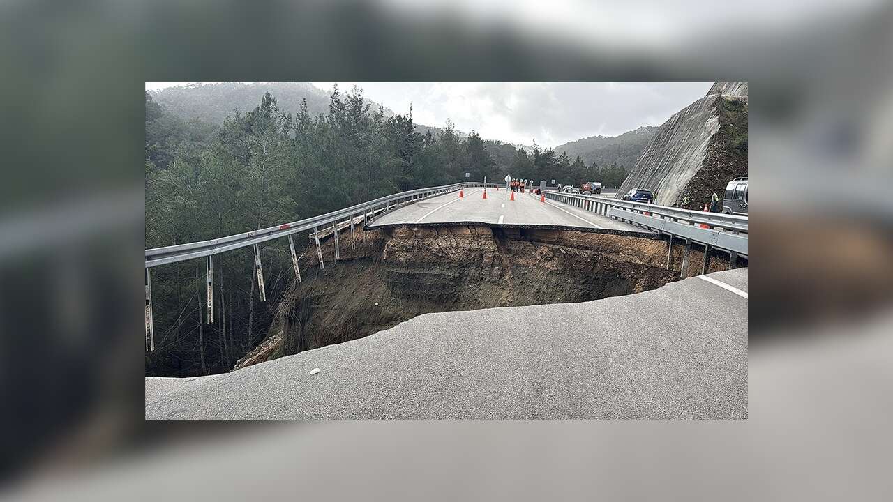Antalya'da Kumluca-Kemer kara yolu göçük ve heyelan nedeniyle kısmen ulaşıma kapatıldı