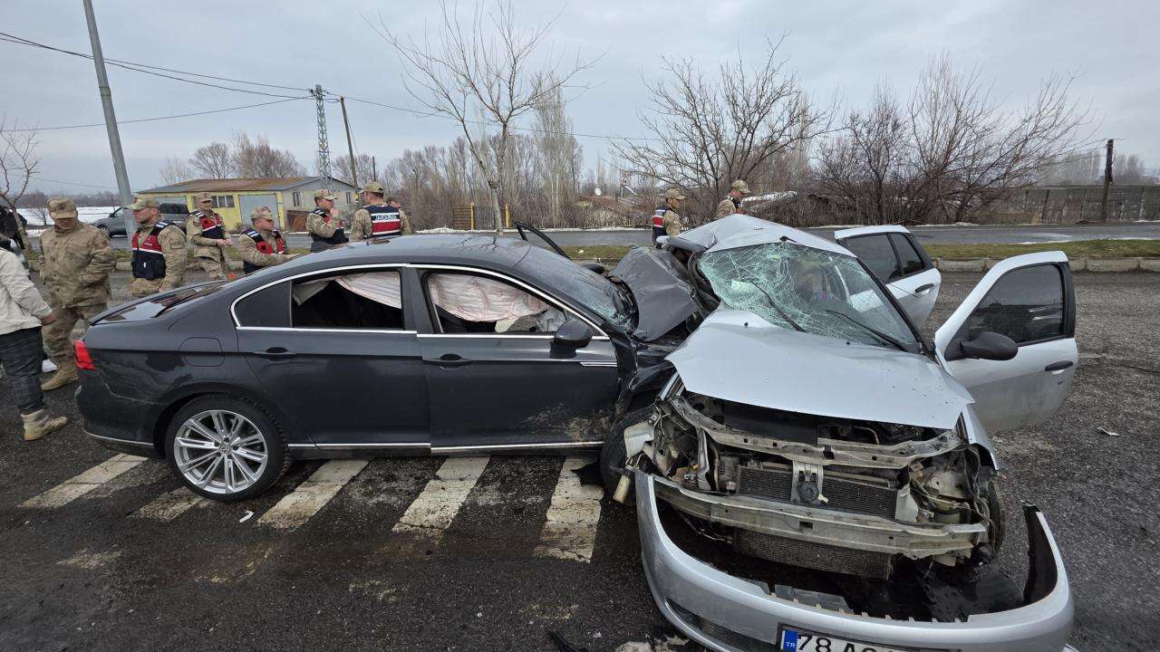Bingöl'de iki otomobil çarpıştı: 2 ölü, 4 yaralı