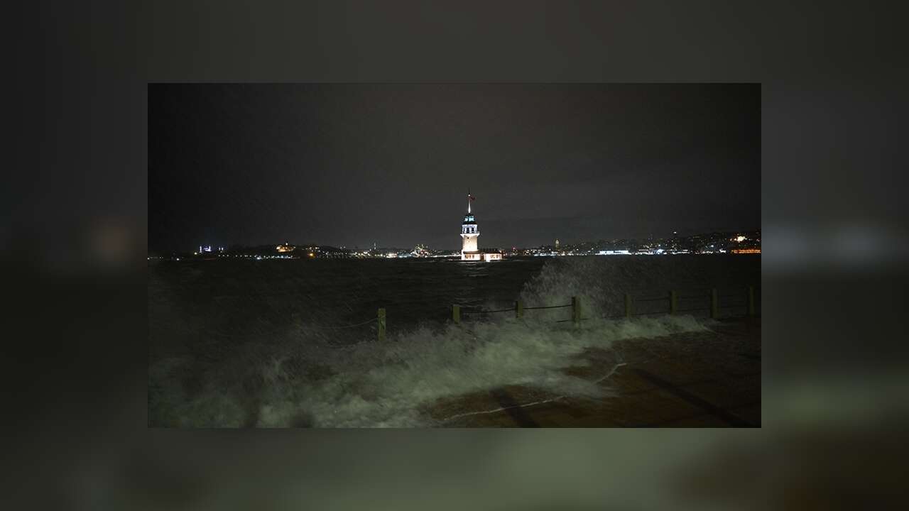 İstanbul Valiliği'nden akşam saatleri için fırtına uyarısı