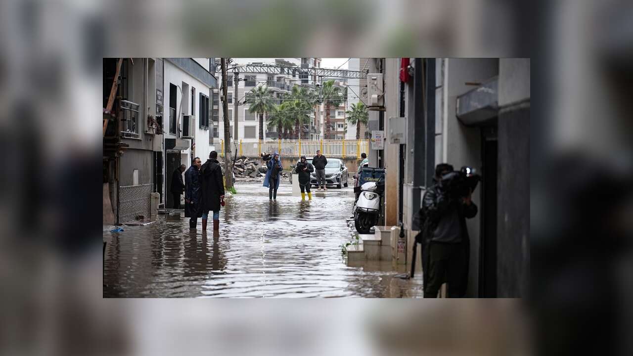 İzmir'de etkili olan sağanak yaşamı olumsuz etkiledi