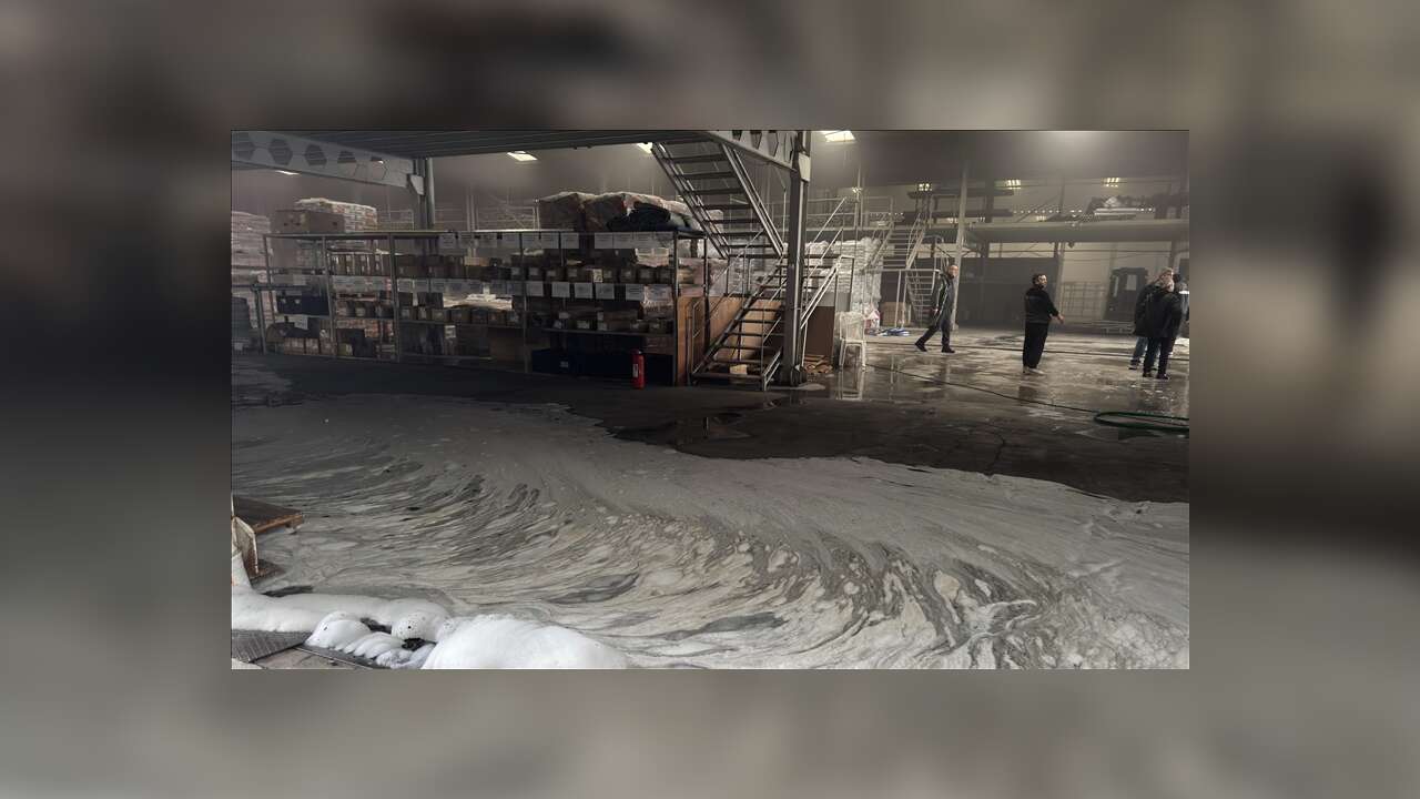 Balıkesir'de yapı malzemeleri deposunda çıkan yangın söndürüldü