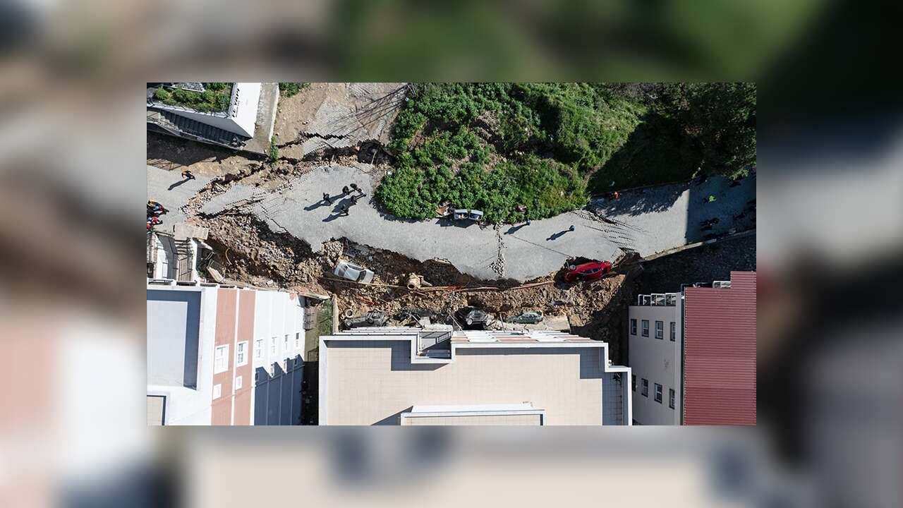 İzmir'de istinat duvarının çökmesi sonucu 2 bina ve 6 araç hasar gördü