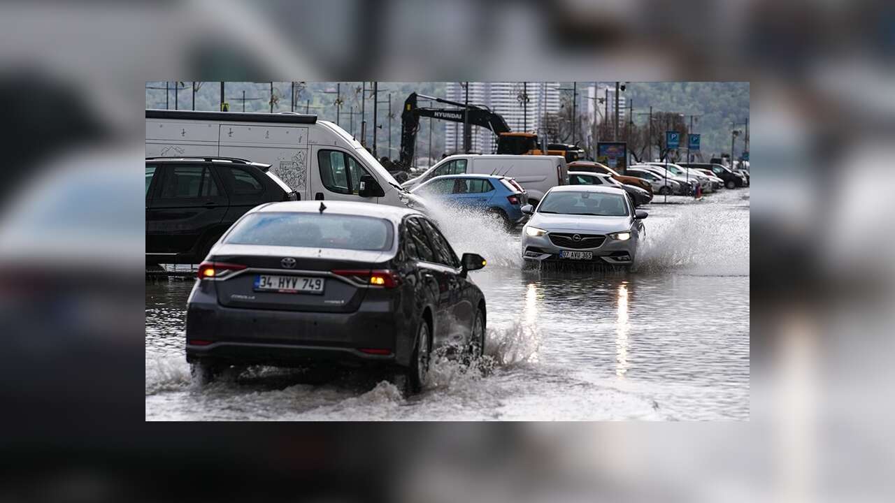 İzmir'de su basan ev ve iş yerlerinde tahliye çalışmaları yapılıyor