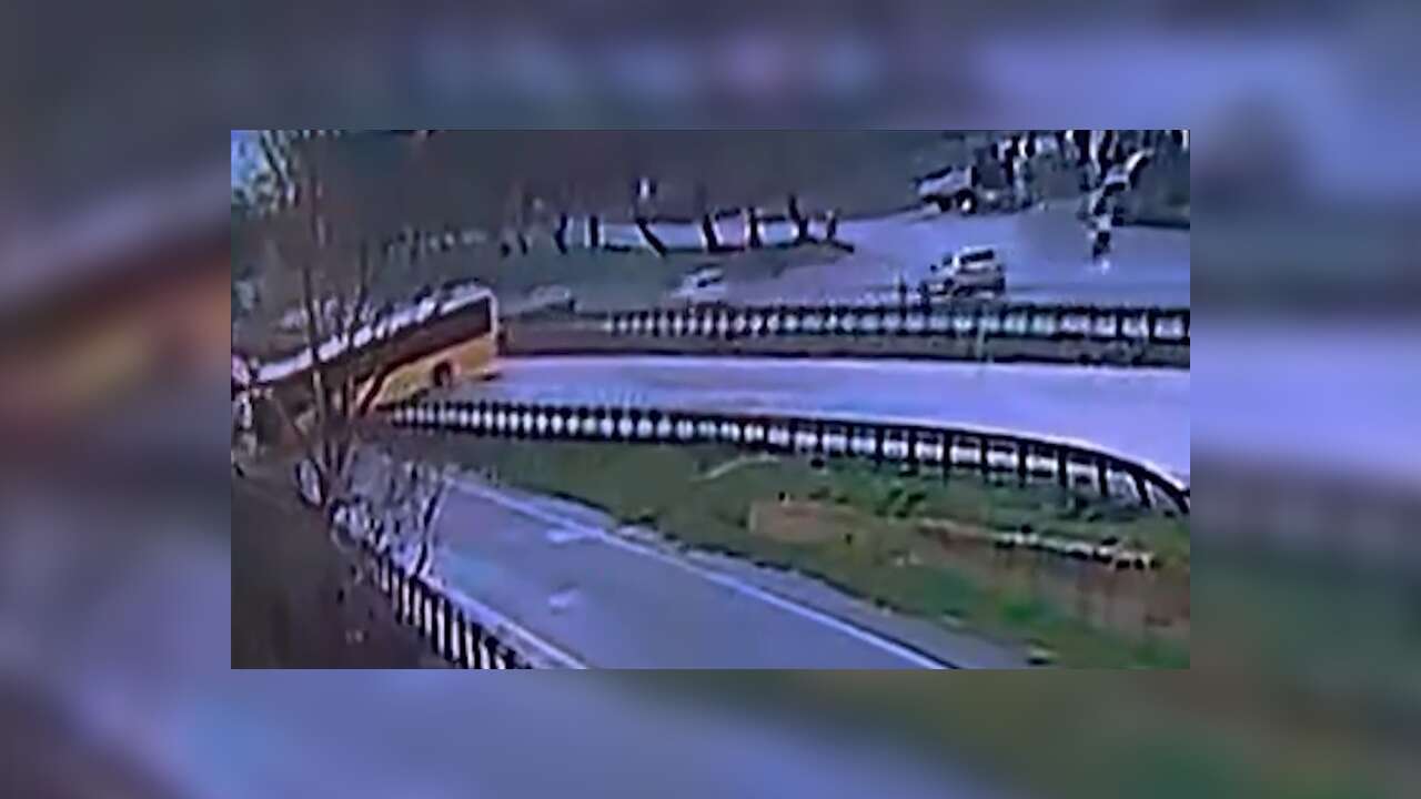 Büyükçekmece'de İETT otobüsü yol kenarındaki bariyere çarptı