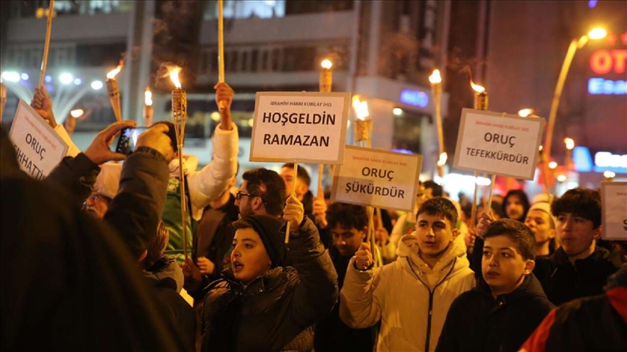 Birçok ilde ramazanın gelişi fener alayı ile kutlandı