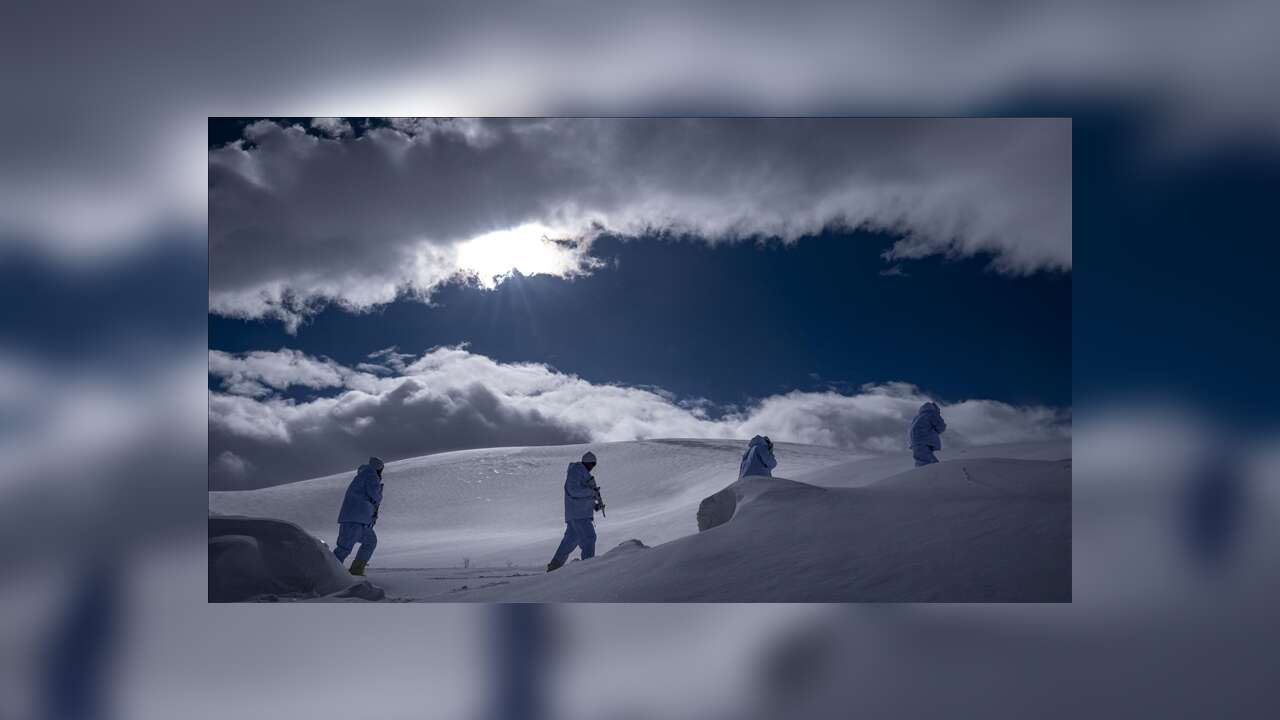 Özel harekat polisleri çetin kış şartlarında operasyon ve arama kurtarma görevlerine hazır