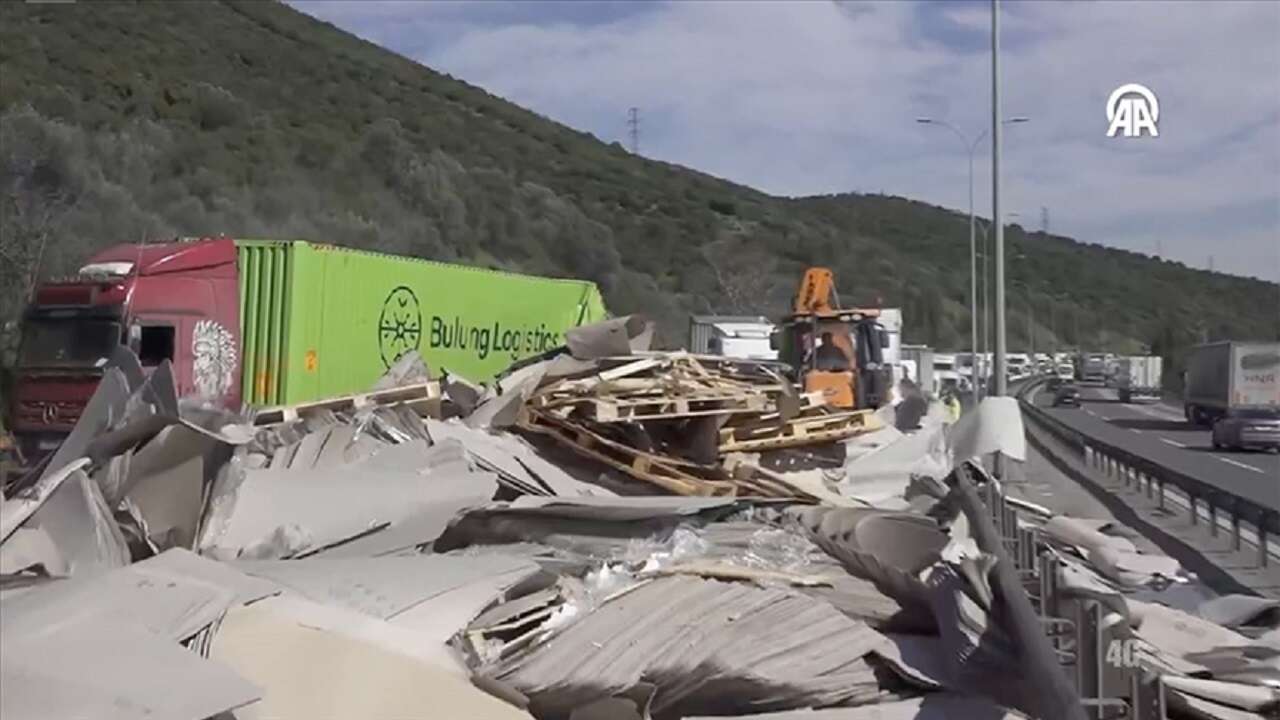 Anadolu Otoyolu'nun İstanbul yönü, Kocaeli kesimindeki kaza nedeniyle ulaşıma kapandı