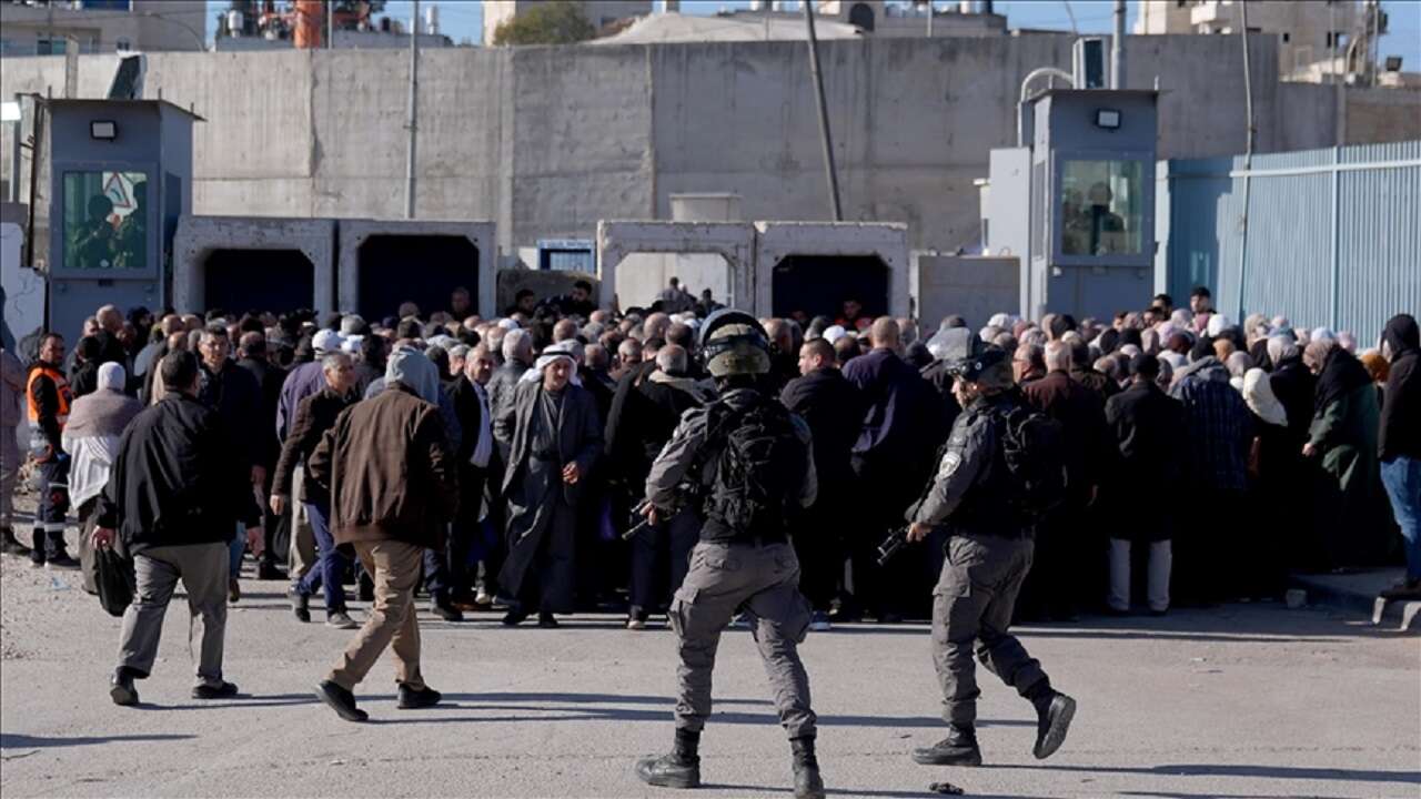 İsrail, ramazanın ilk cumasında izinleri olmasına rağmen Batı Şeria'daki Filistinlilerin Kudüs'e girişini engelledi