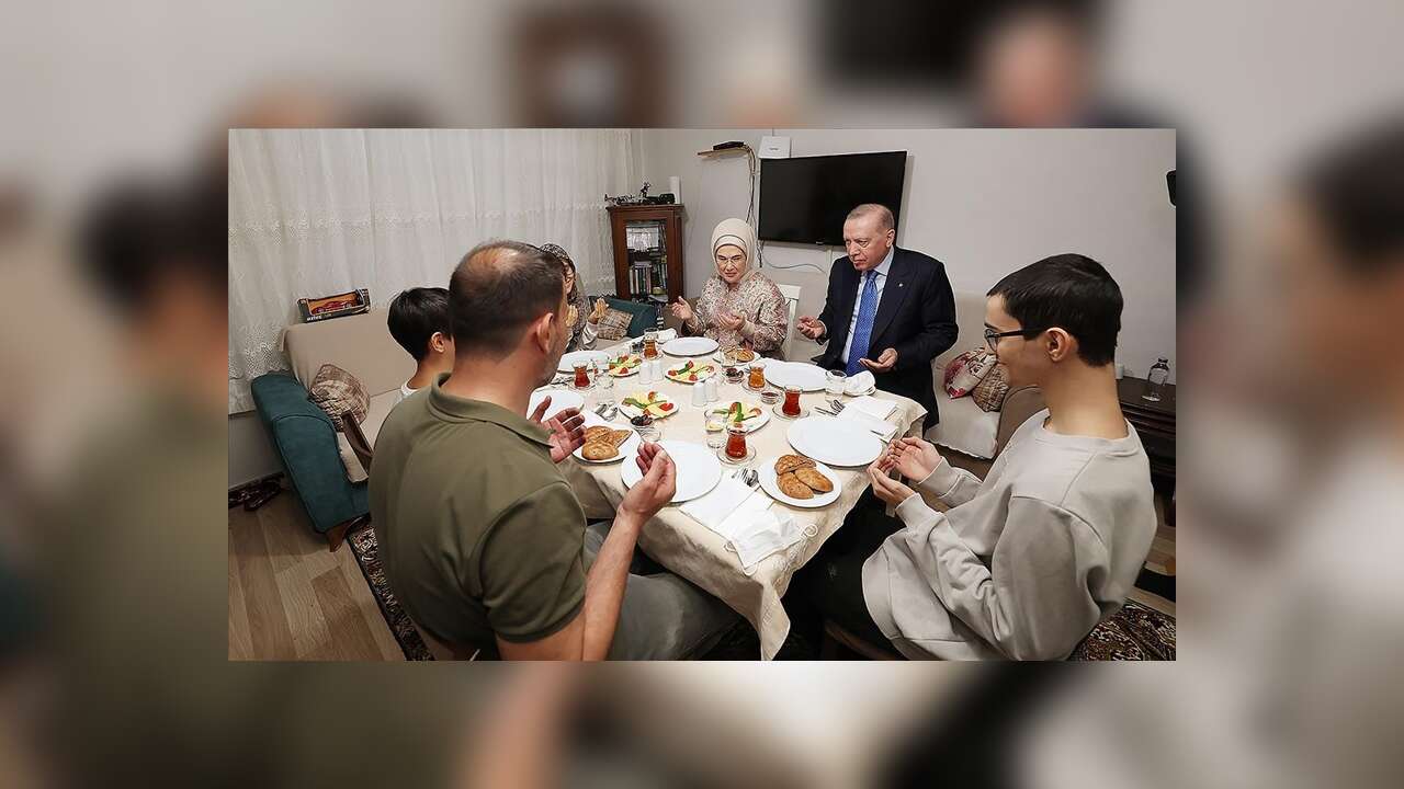 Cumhurbaşkanı Erdoğan, İstanbul'da Kayacık ailesinin iftar sofrasına konuk oldu