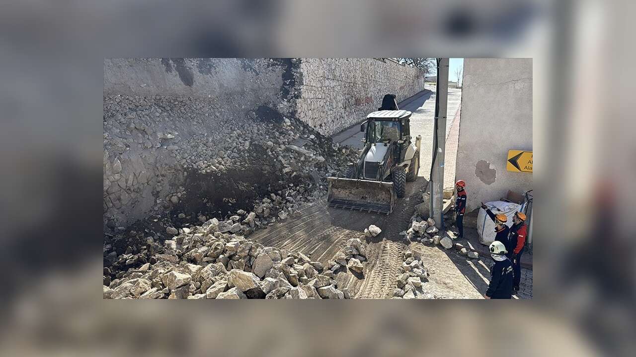 Niğde Kalesi'nin istinat duvarı çöktü!