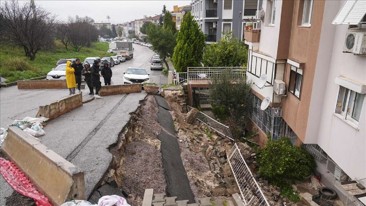 İzmir'de istinat duvarı çöken bina sakinleri sorunun çözülmesini istiyor