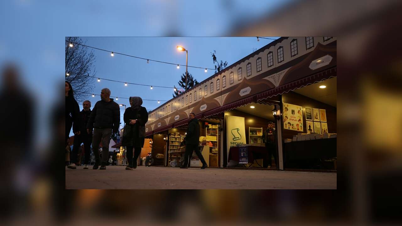 Okurlar ramazanın manevi iklimini "Kitap Sokağı"nda yaşıyor