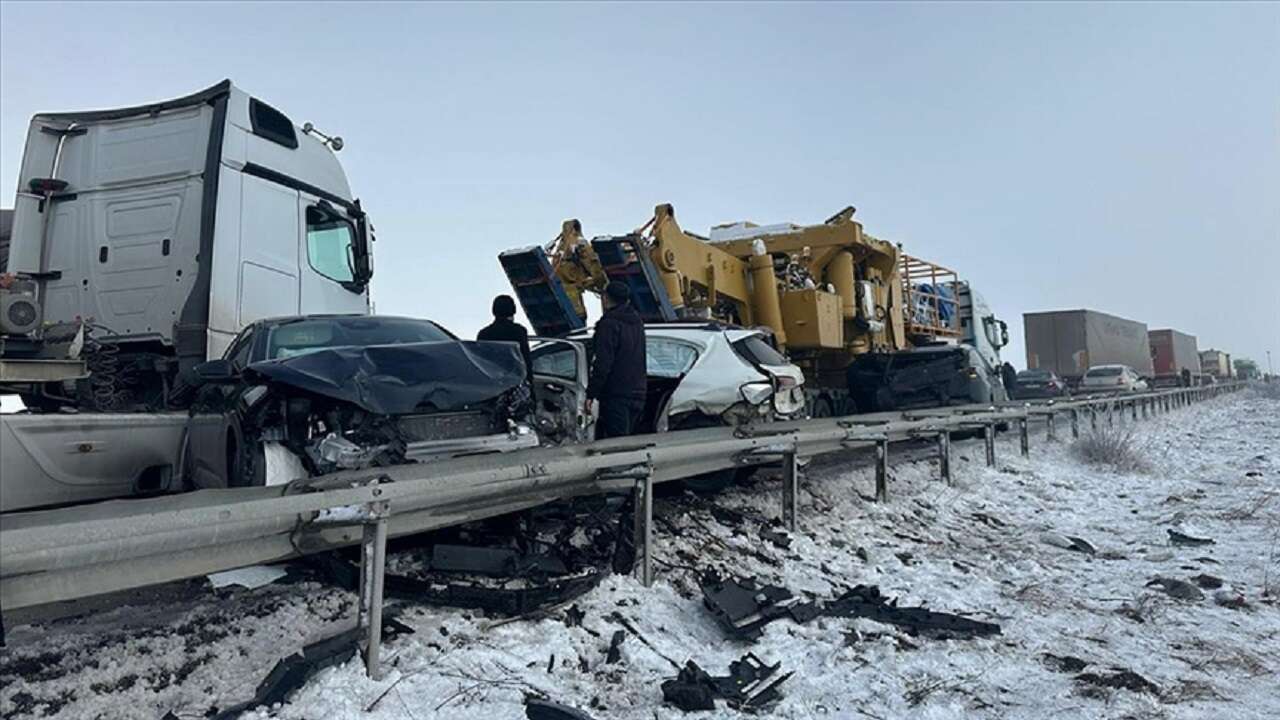 Erzurum'da çok sayıda aracın karıştığı zincirleme trafik kazası meydana geldi