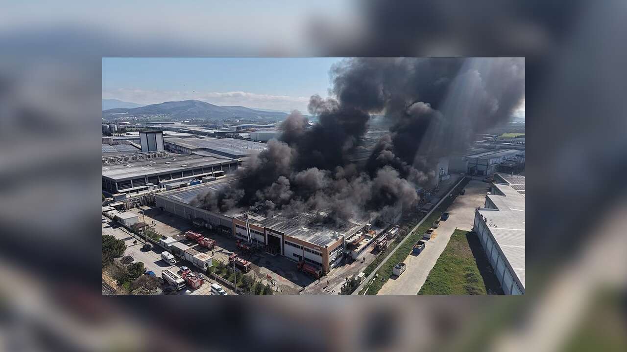 Manisa'da şekerleme fabrikasında yangın çıktı!