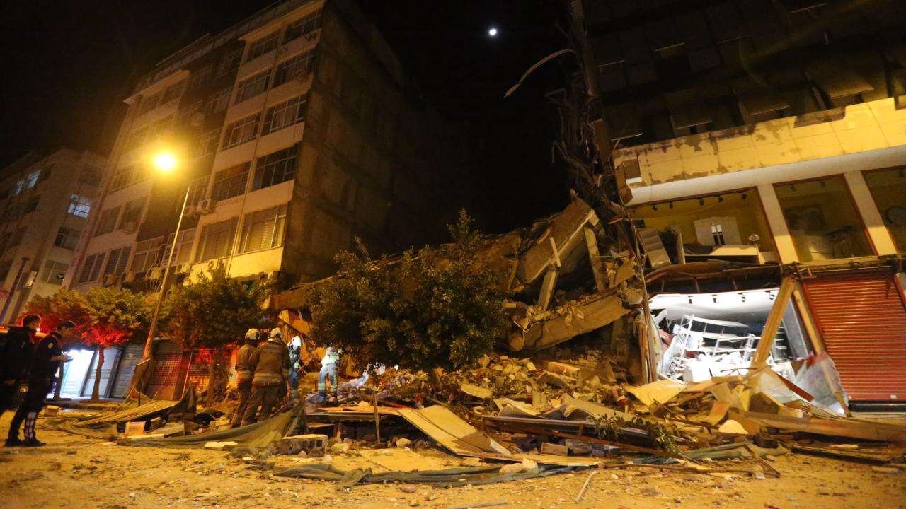 Hatay'da hasarlı bina yıkım esnasında çöktü!