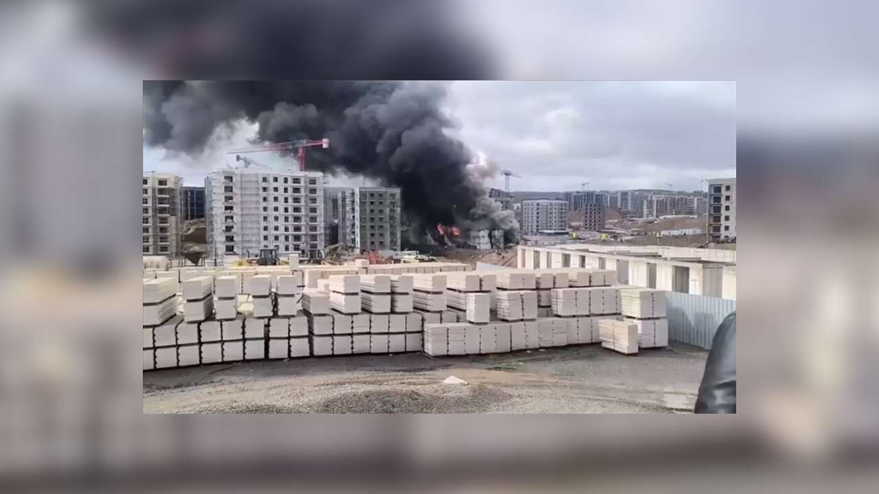Tuzla'da işçi konteynerinde çıkan yangına müdahale ediliyor