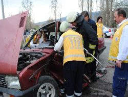 Kütahya'da Trafik Kazası: 3 Yaralı