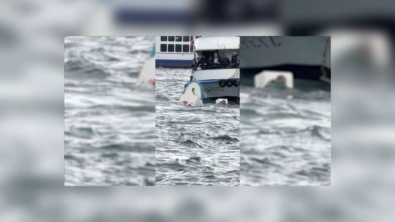 Karaköy'de yolcu vapurunun çarptığı teknedeki kişi denize düştü