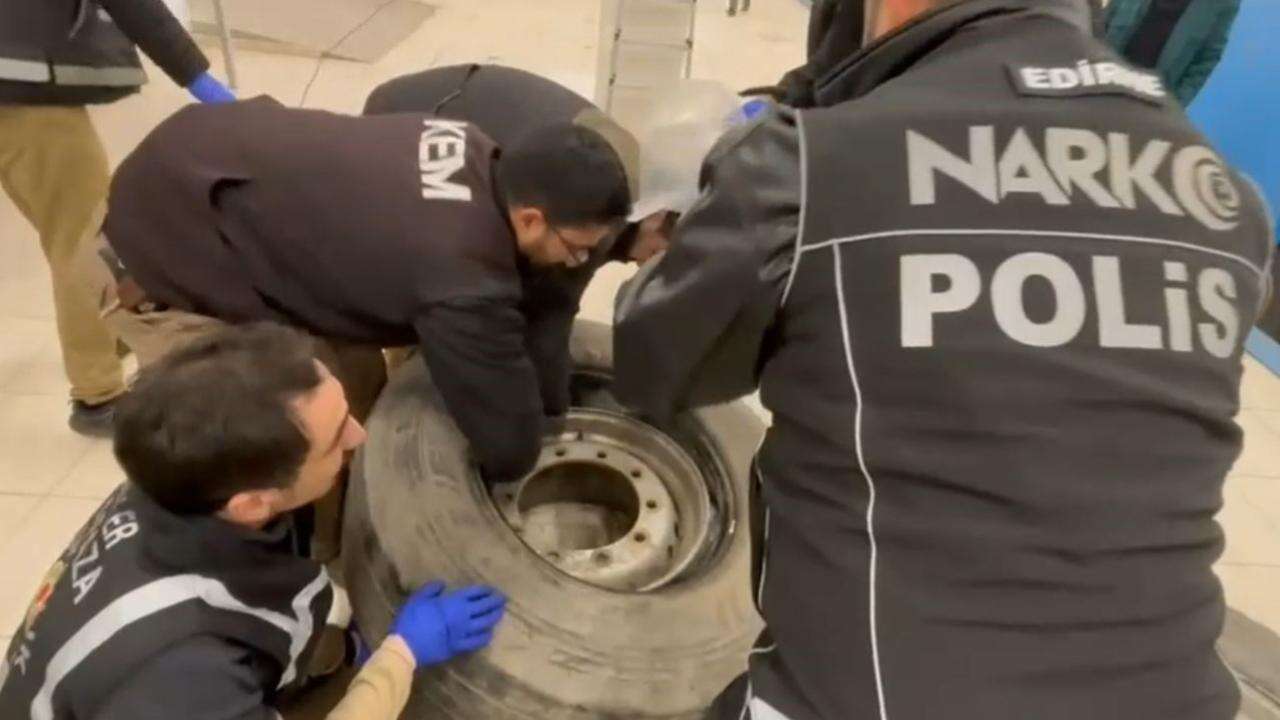 EDİRNE Hamzabeyli Sınır Kapısı'nda 22 kilo 500 gram skunk ele geçirildi!