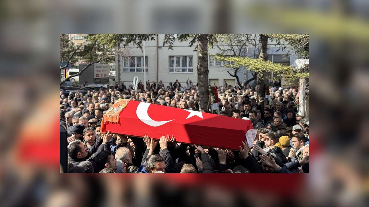 İstanbul'da öğrencinin bıçaklı saldırısında yaşamını yitiren öğretmenin cenazesi Konya'da defnedildi