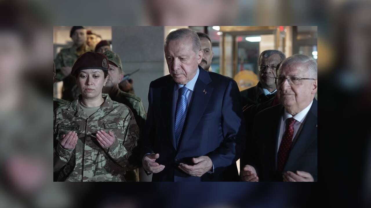 Cumhurbaşkanı Erdoğan, Ömer Halisdemir Anıtı'nın önünde dua etti
