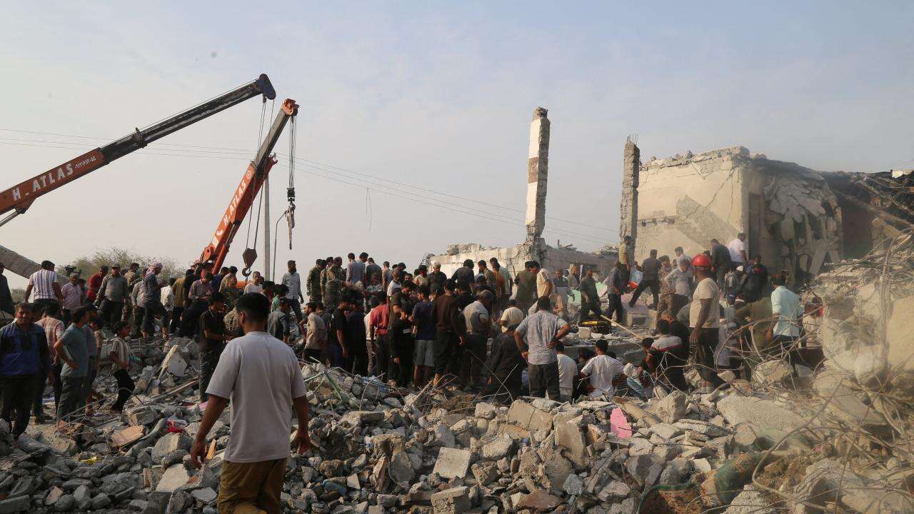 İran Kızılayı'na göre, saldırılarda hedef alınan ilkokul 40 dakika arayla iki kez bombalandı