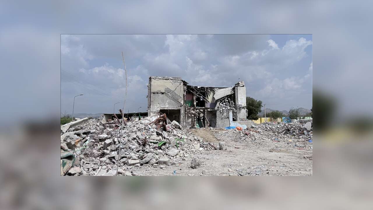 İran Kızılayı'na göre, saldırılarda hedef alınan ilkokul 40 dakika arayla iki kez bombalandı