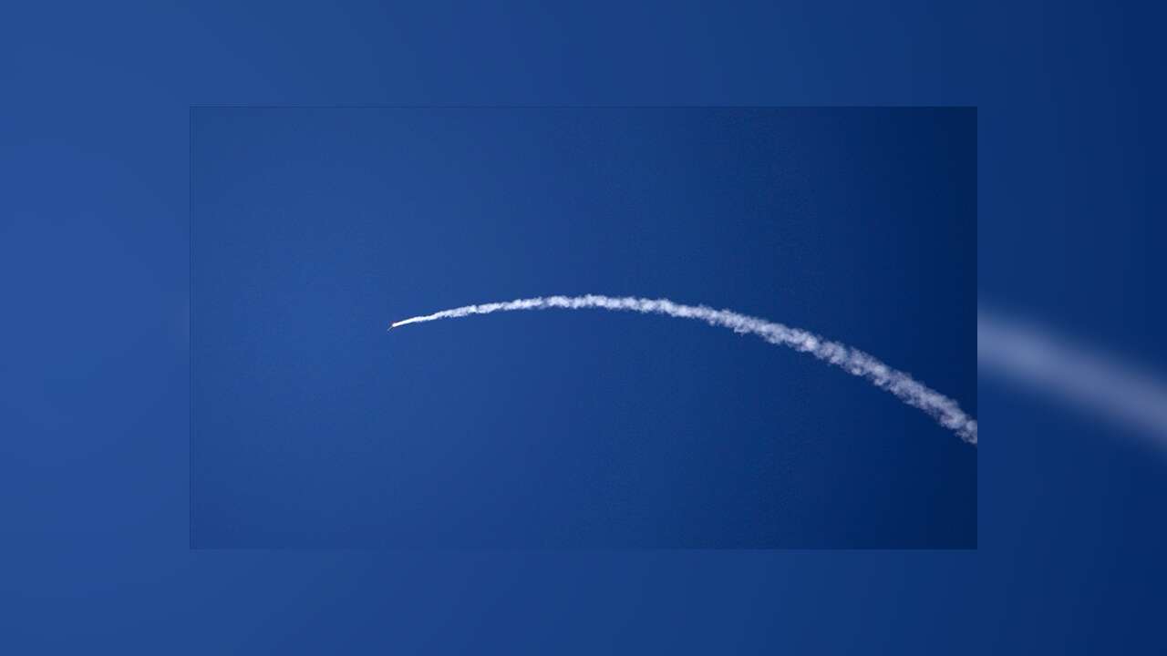 İran'ın misillemesi sırasında Tel Aviv'de gökyüzünden patlama sesleri geldi