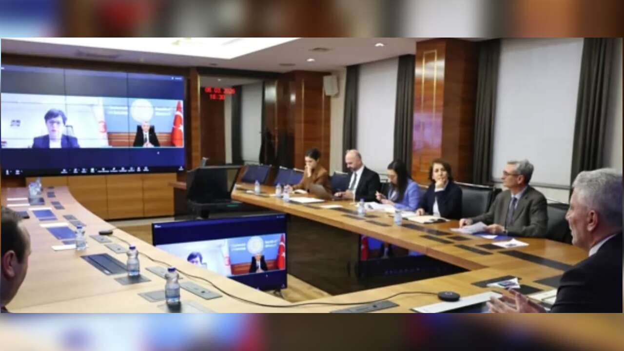 Bakan Bolat, AB Komisyonunun Genişlemeden Sorumlu Üyesi Marta Kos ile görüştü