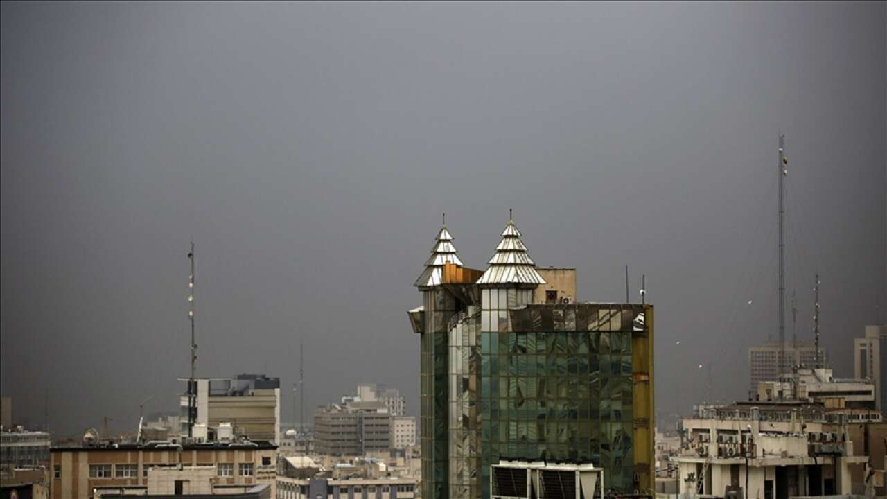 Petrol depolarına saldırı sonrası Tahran’da gökyüzünü siyah duman kapladı