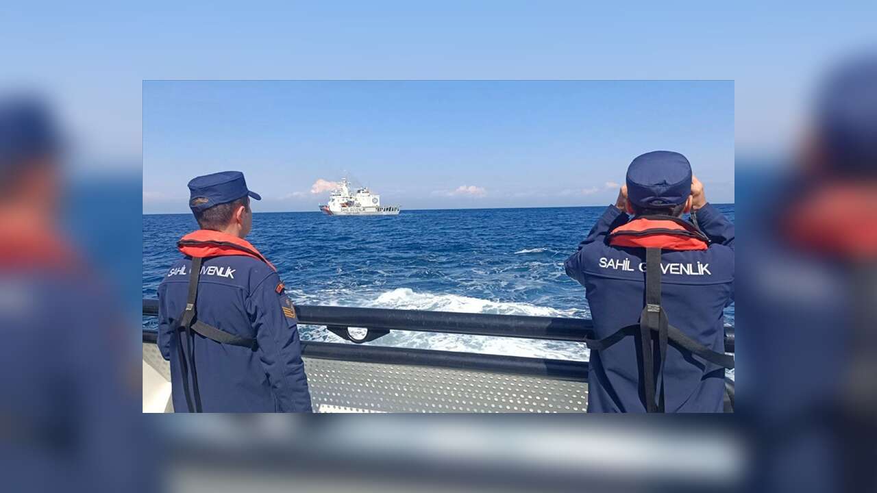 Antalya açıklarında düzensiz göçmenleri taşıyan bot battı