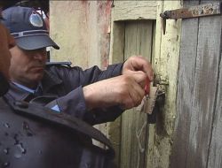 Kars'ta Dükkânlar Mühürlendi