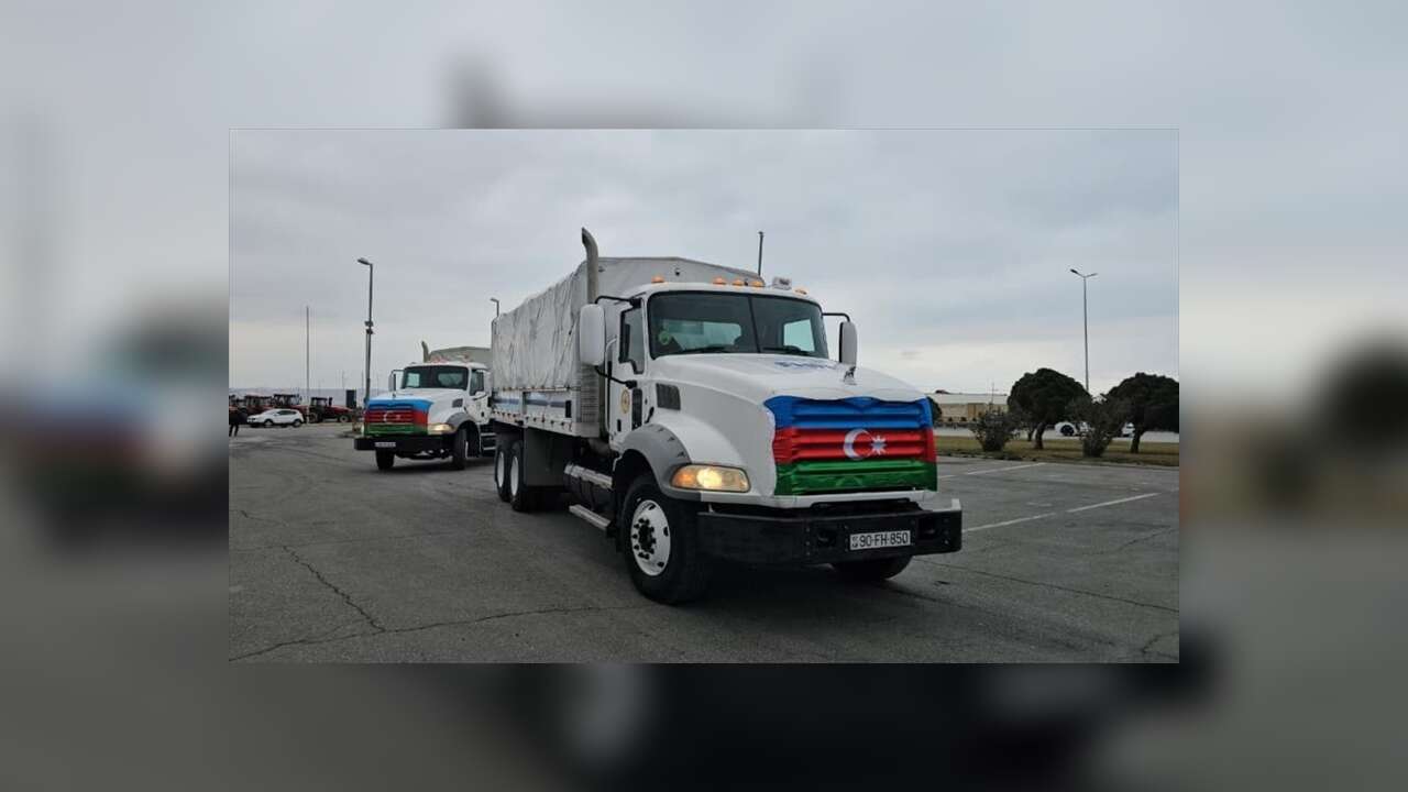 Azerbaycan İran'a insani yardım gönderdi