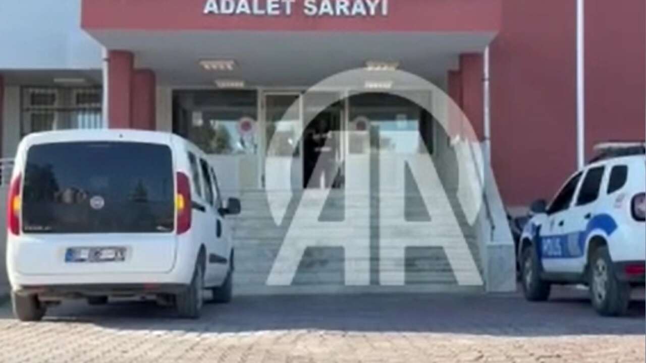 Adana'da 485 sentetik ecza ele geçirilen araçtaki 3 zanlı tutuklandı
